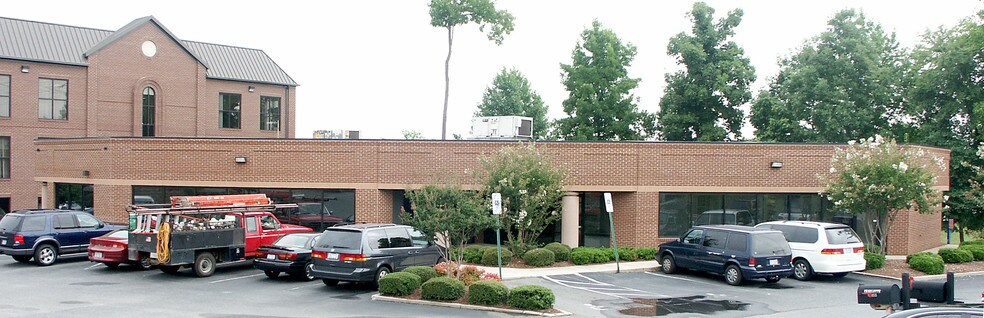 10610 Independence Pointe Pky, Matthews, NC à vendre - Photo du bâtiment - Image 2 de 8