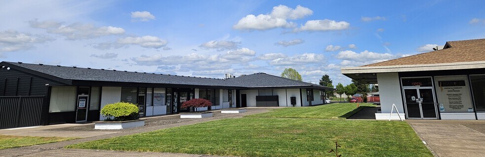 2241-2247 Country Club Rd, Woodburn, OR à louer - Photo du bâtiment - Image 2 de 5