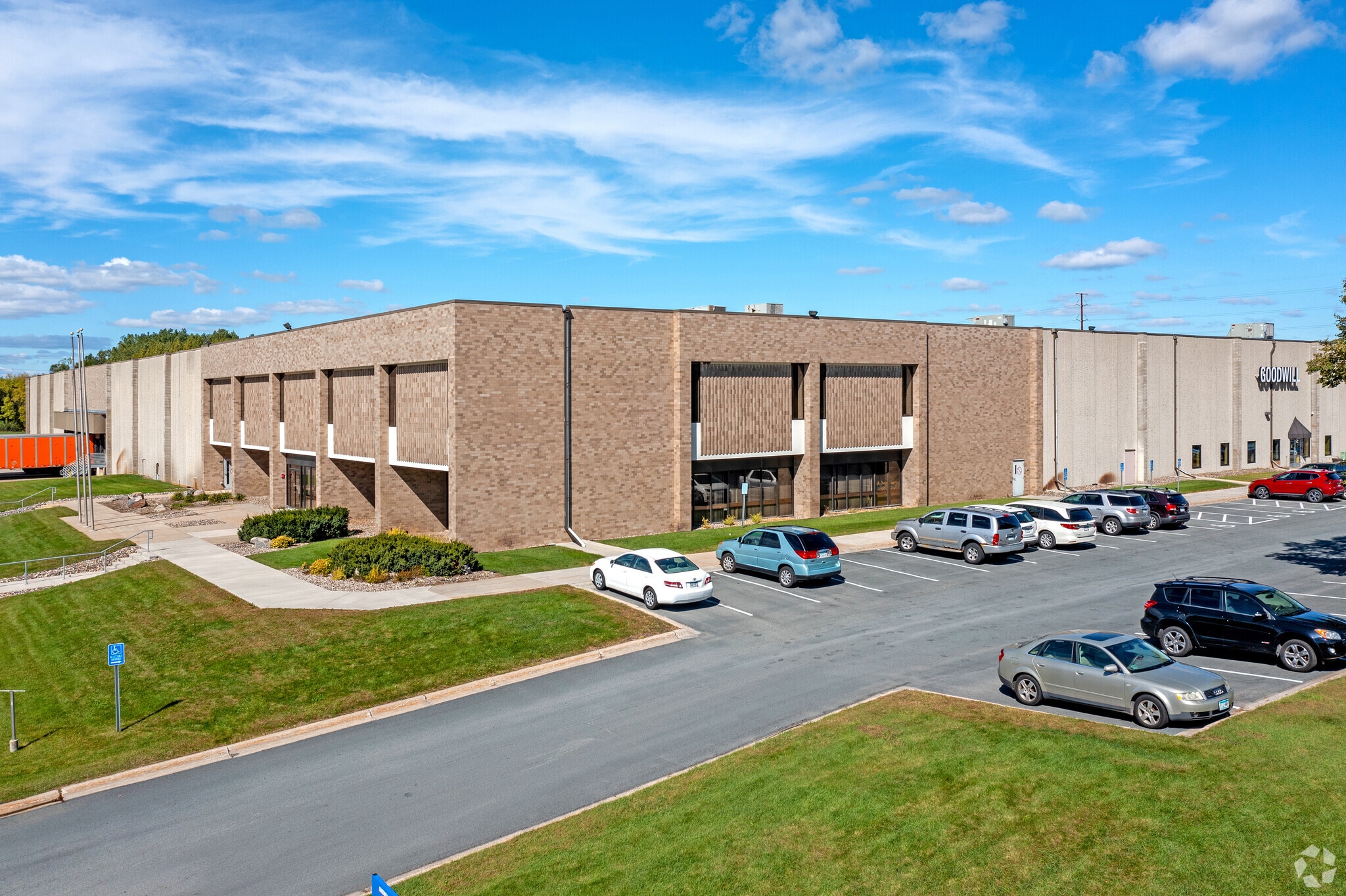 312-322 Lake Hazeltine Blvd, Chaska, MN for lease Primary Photo- Image 1 of 7