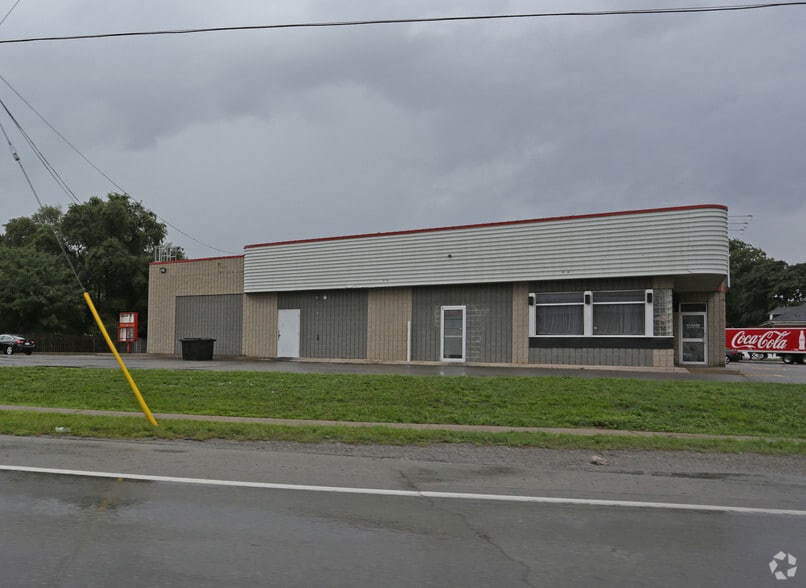 7637 Lundy's Ln, Niagara Falls, ON à louer - Photo du bâtiment - Image 2 de 2