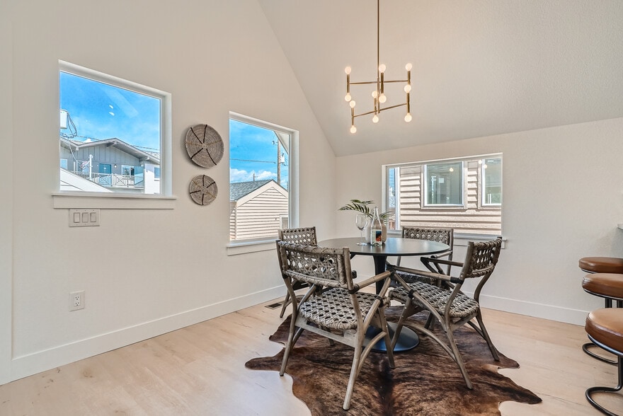 Dahlia Street Single Family Homes portfolio of 4 properties for sale on LoopNet.ca - Building Photo - Image 3 of 9