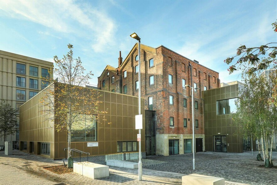 High St, Londres à louer - Photo principale - Image 2 de 15