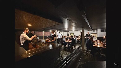 8122 Gateway Blvd NW, Edmonton, AB à louer - Vidéo sur l’inscription commerciale