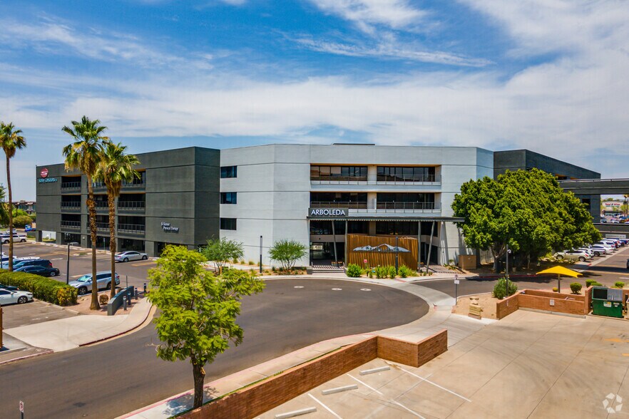 1661 E Camelback Rd, Phoenix, AZ à louer - Photo du bâtiment - Image 2 de 17