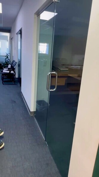 930 Innes Ave, San Francisco, CA à louer - Vidéo sur l’inscription commerciale - Image 2 de 8