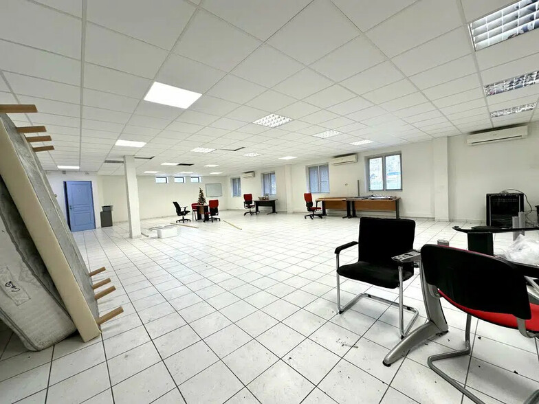 Office in Martigues for lease - Building Photo - Image 3 of 11