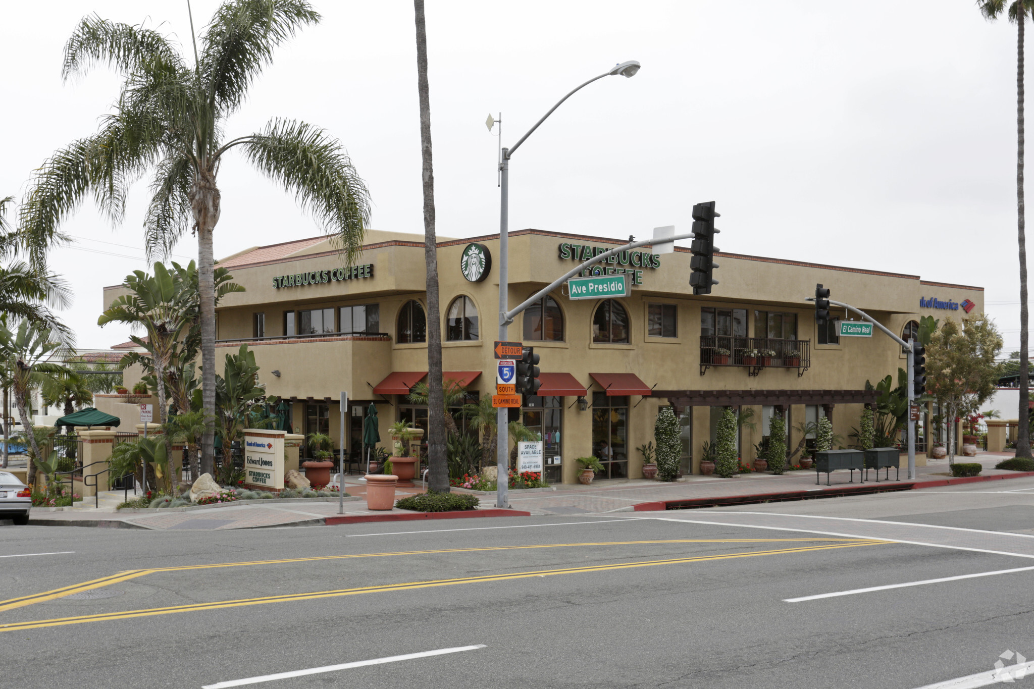 300 S El Camino Real, San Clemente, CA à louer Photo du b timent- Image 1 de 18