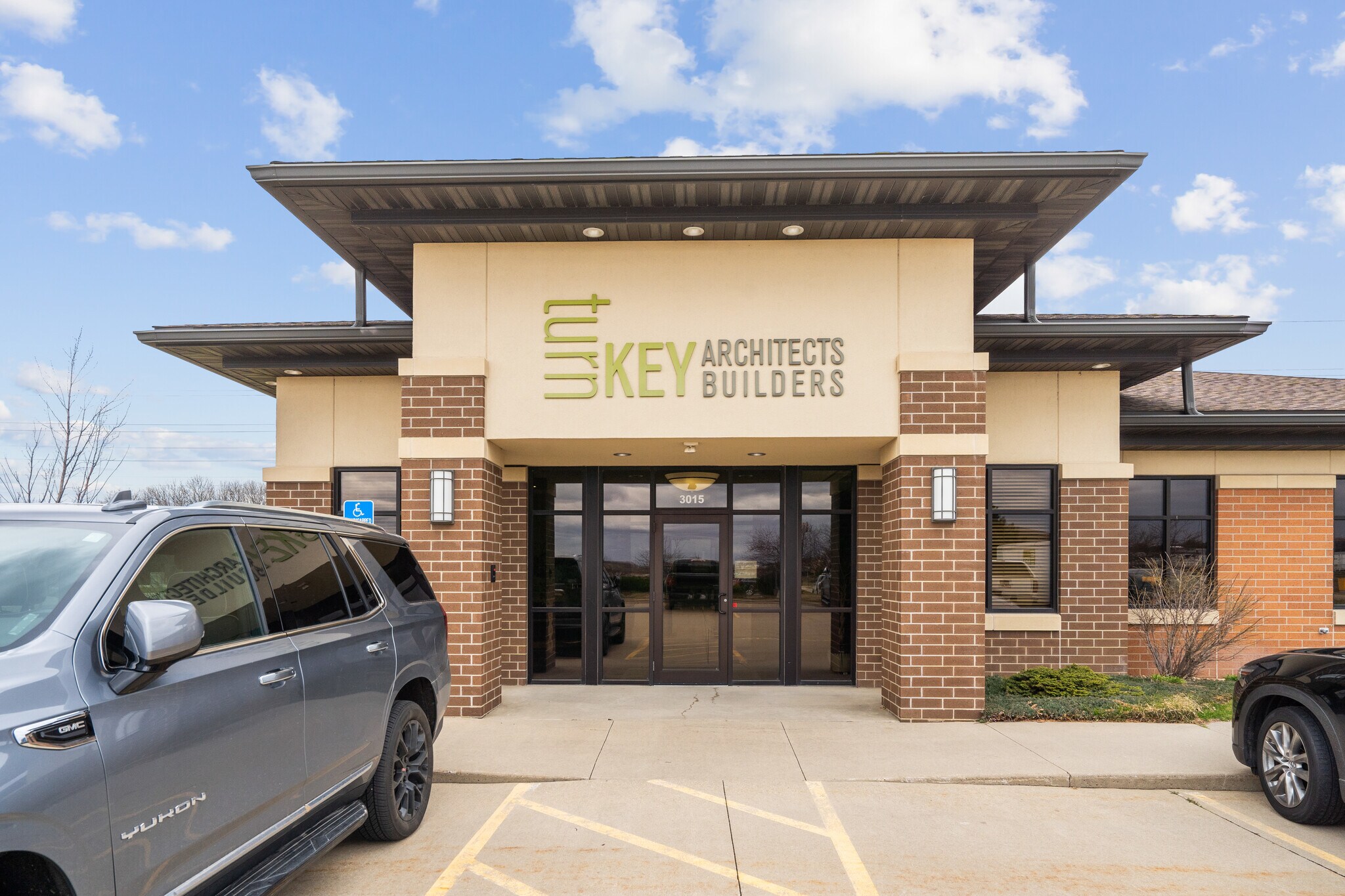 3015 Greyhound Dr, Waterloo, IA à vendre Photo du bâtiment- Image 1 de 36