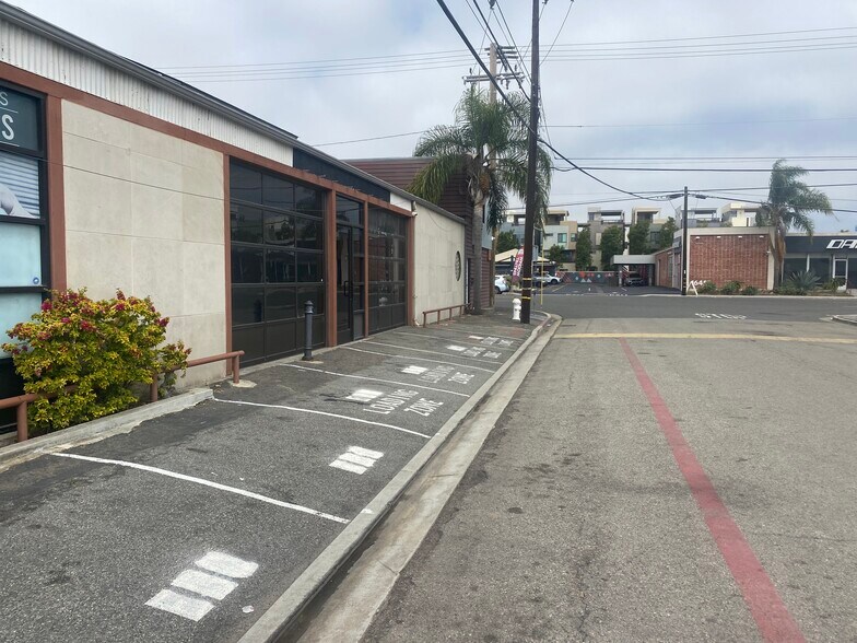 1630 Superior Ave, Costa Mesa, CA à louer - Photo du bâtiment - Image 2 de 5