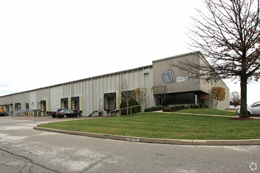 7925 National Tpke, Louisville, KY à louer - Photo du bâtiment - Image 3 de 6