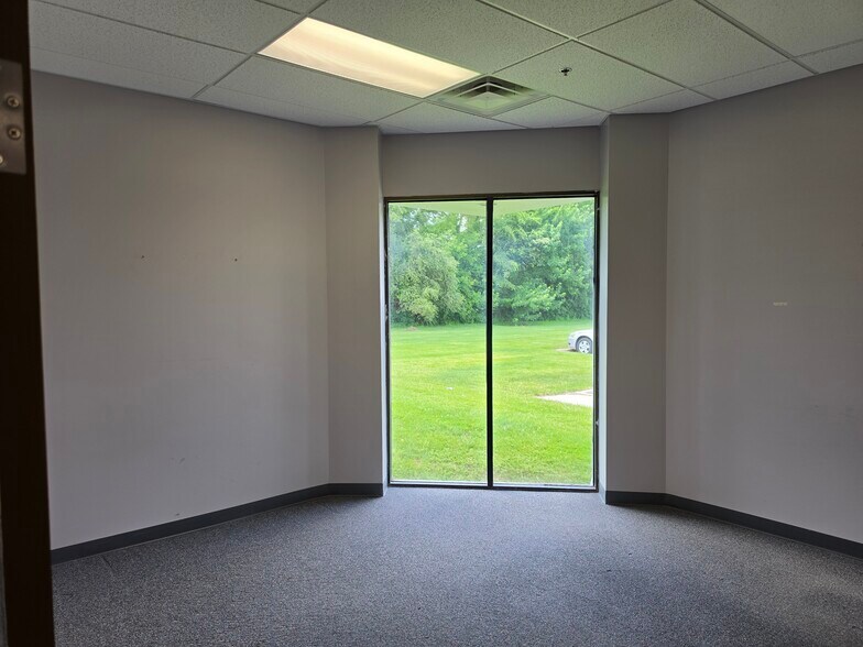 2188 S Center Rd, Burton, MI à vendre - Photo intérieure - Image 3 de 23