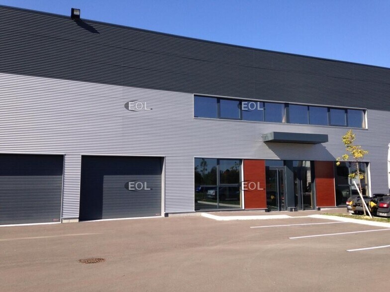 Industriel dans Élancourt à louer - Photo du bâtiment - Image 2 de 2