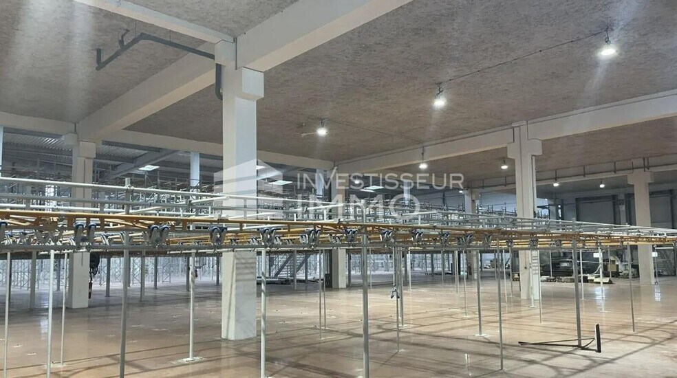 Flex in Romainville for lease - Interior Photo - Image 3 of 4