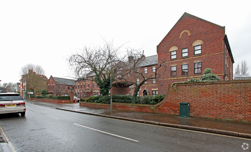 High St, Hampton for lease - Building Photo - Image 3 of 6