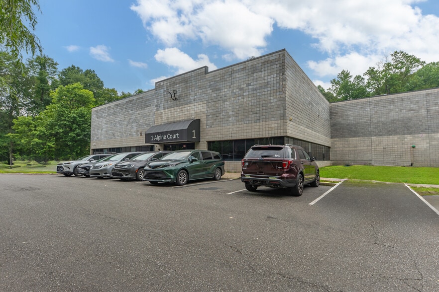 1 Alpine Ct, Chestnut Ridge, NY for lease - Building Photo - Image 2 of 16