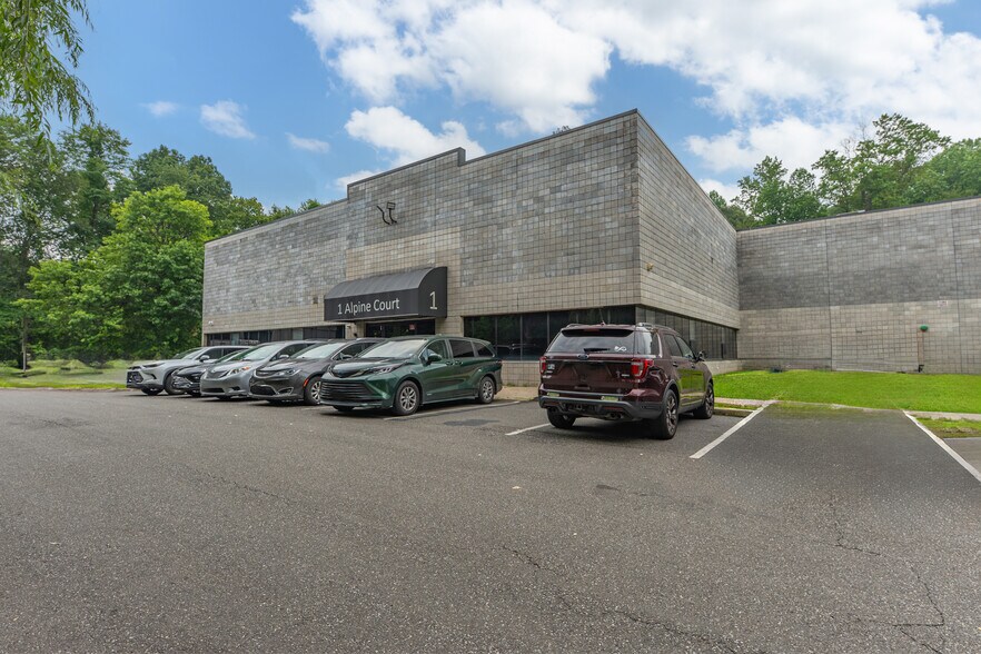 1 Alpine Ct, Chestnut Ridge, NY à louer - Photo du bâtiment - Image 2 de 16