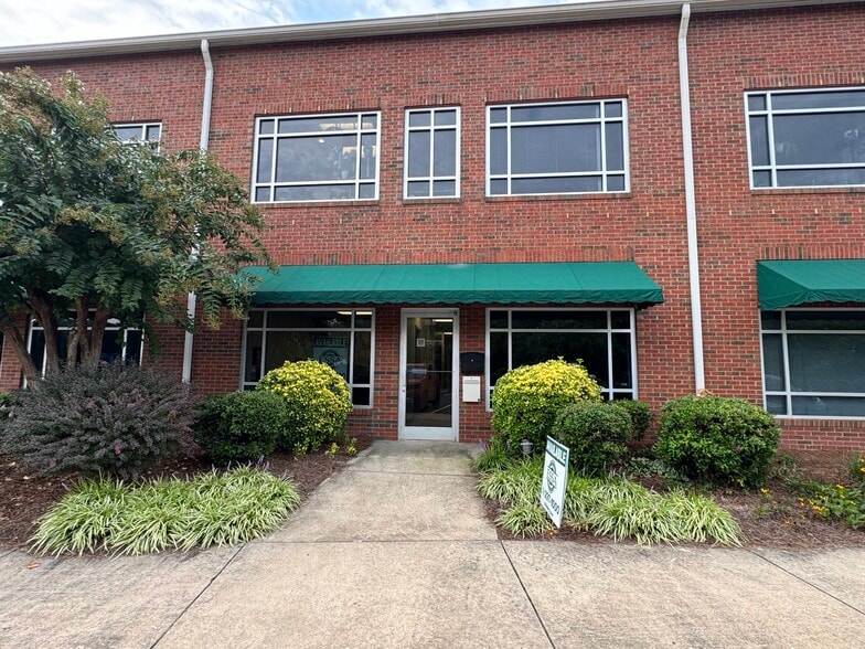 5500 Adams Farm Ln, Greensboro, NC for lease - Building Photo - Image 3 of 9
