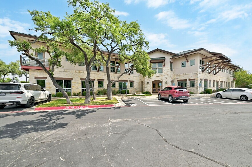 3821 Juniper Trace, Bee Cave, TX à vendre - Photo du bâtiment - Image 3 de 7