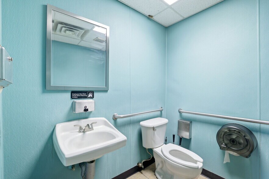 785 Bedford St, Whitman, MA à vendre - Photo du bâtiment - Image 3 de 52