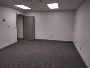 801 W Bay Dr, Largo, FL à louer Photo intérieure- Image 2 de 11