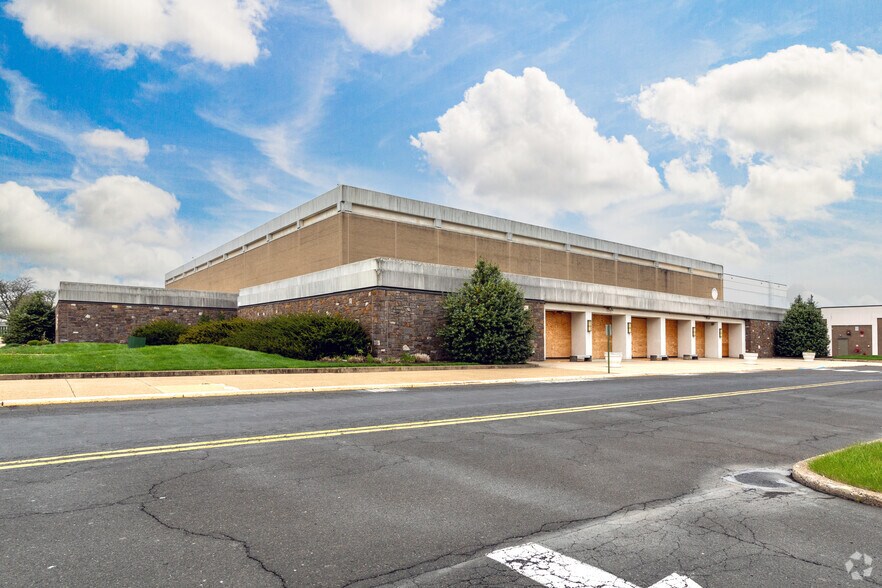3900 Rockhill Blvd, Bensalem, PA à louer - Photo du bâtiment - Image 3 de 3