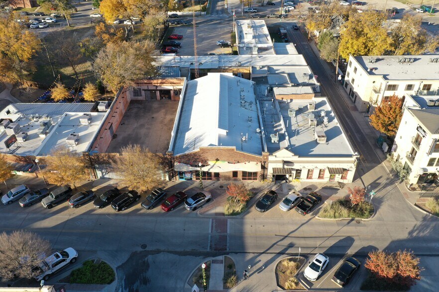 217 E Hickory St, Denton, TX à louer - Aérien - Image 3 de 19
