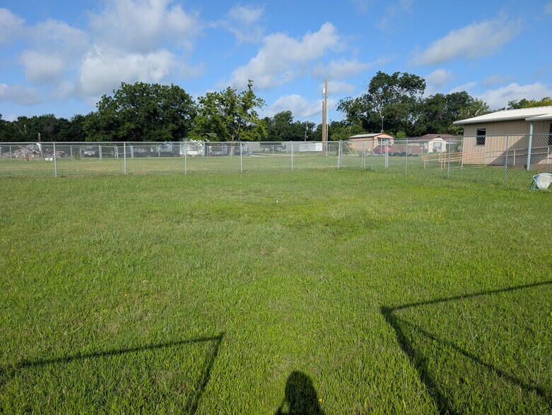101 Mesquite, Elm Mott, TX à louer - Photo du bâtiment - Image 3 de 8