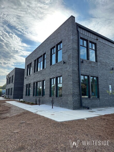 3013 Wilkinson Blvd, Charlotte, NC à louer - Photo du bâtiment - Image 2 de 6