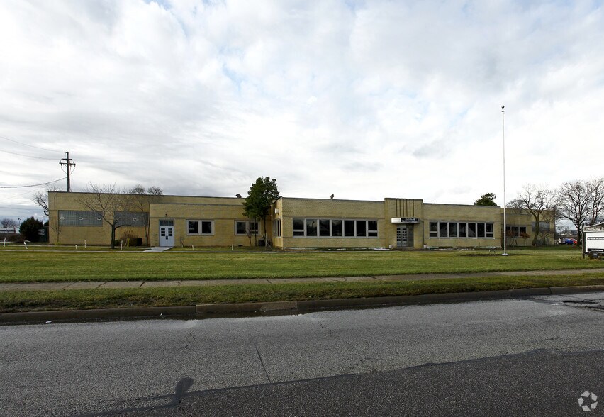 5240 Smith Rd, Brook Park, OH à louer - Photo principale - Image 1 de 7