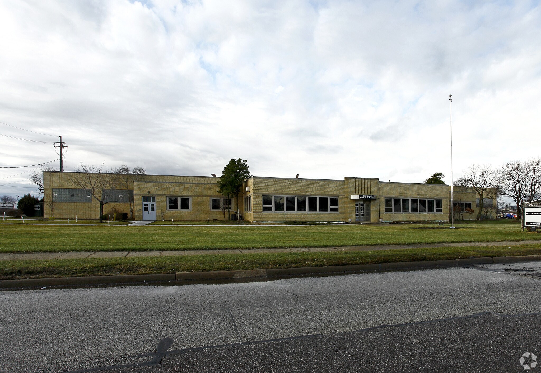 5240 Smith Rd, Brook Park, OH à louer Photo principale- Image 1 de 8