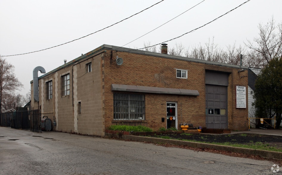 102 Cartwright Ave, Toronto, ON à vendre - Photo du bâtiment - Image 2 de 8