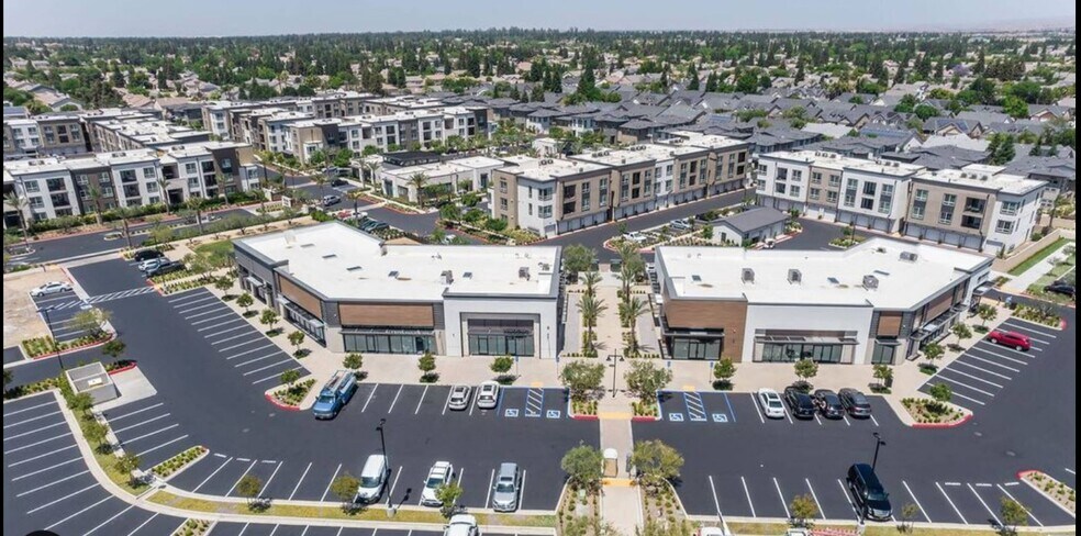 NWC Shepherd & Willow, Fresno, CA à louer - Photo du bâtiment - Image 1 de 5