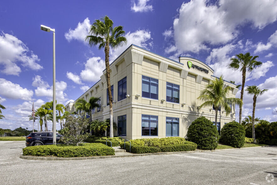 5540 W Executive Dr, Tampa, FL for lease - Building Photo - Image 2 of 16