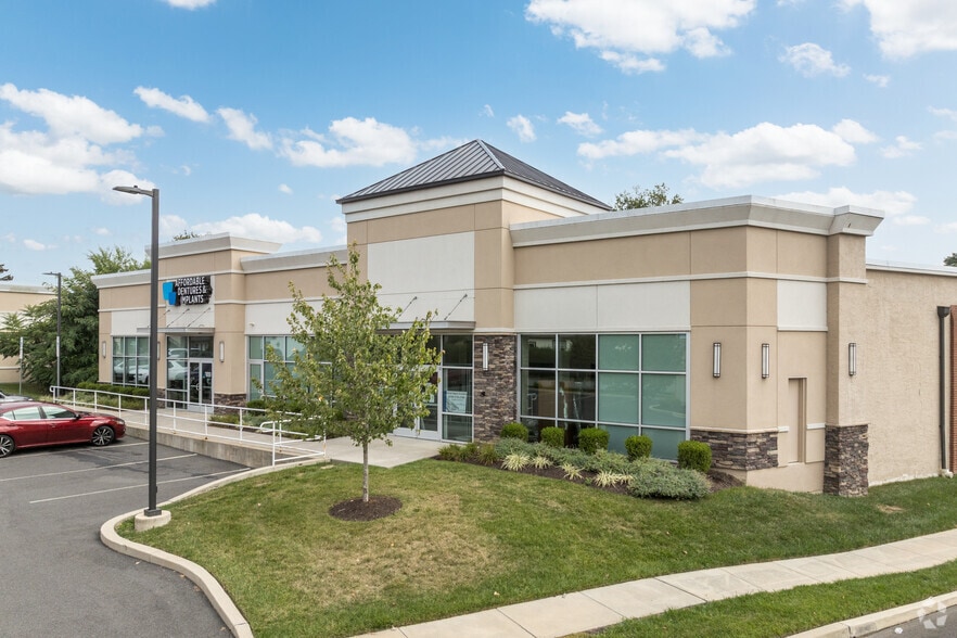 818 Macdade Blvd, Folsom, PA for lease - Primary Photo - Image 1 of 15