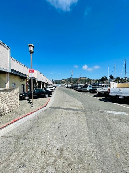 555 E Francisco Blvd, San Rafael, CA à louer - Photo du bâtiment - Image 3 de 7