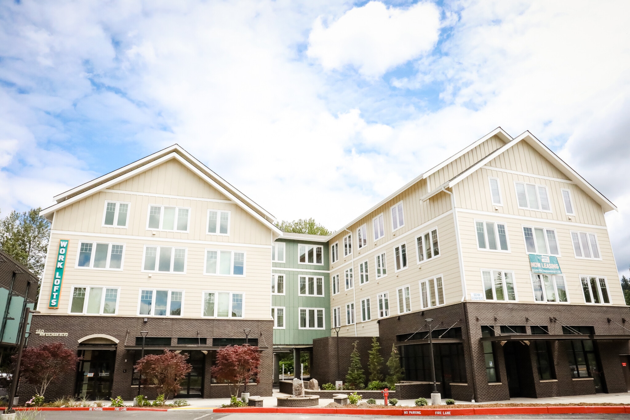 160 NW Gilman Blvd, Issaquah, WA for lease Building Photo- Image 1 of 6