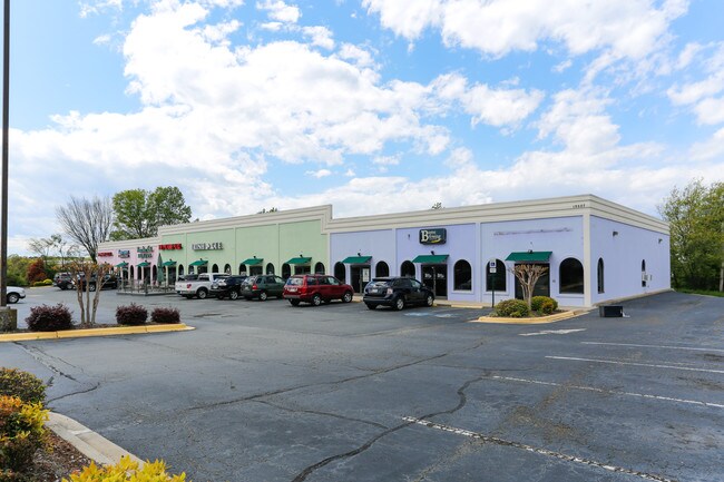More details for 19507 W Catawba Ave, Cornelius, NC - Retail for Lease
