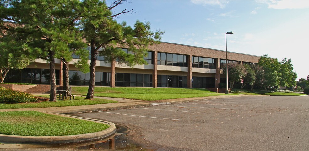 1080 River Oaks Dr, Flowood, MS à louer - Photo du bâtiment - Image 2 de 21