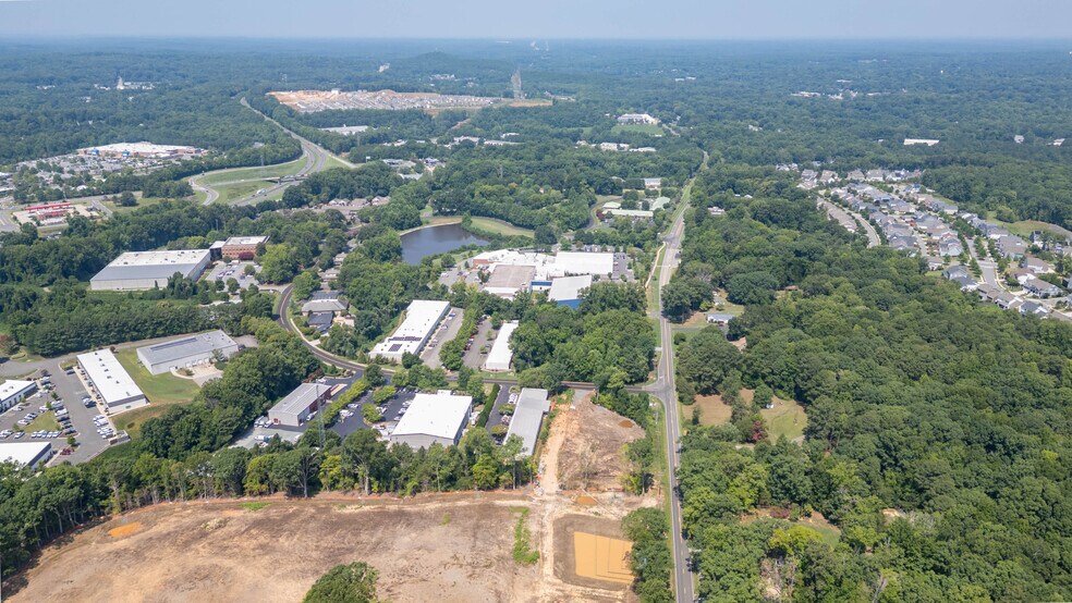 600 Meadowlands Dr, Hillsborough, NC à louer - Photo du bâtiment - Image 3 de 19