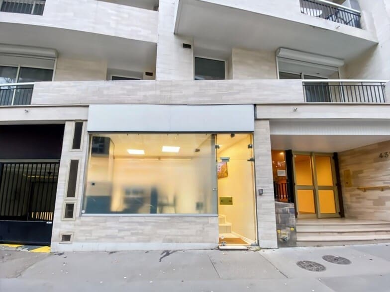 Retail in Paris for lease - Building Photo - Image 1 of 7