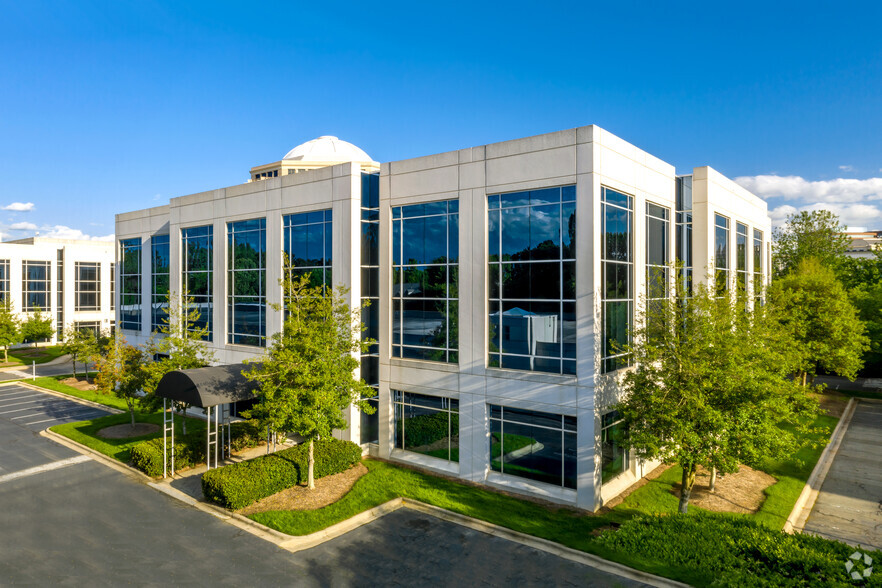 5935 Carnegie Blvd, Charlotte, NC for lease - Building Photo - Image 1 of 9