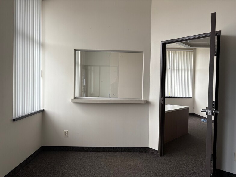 22673 Allen Rd, Woodhaven, MI à louer - Photo du bâtiment - Image 2 de 8