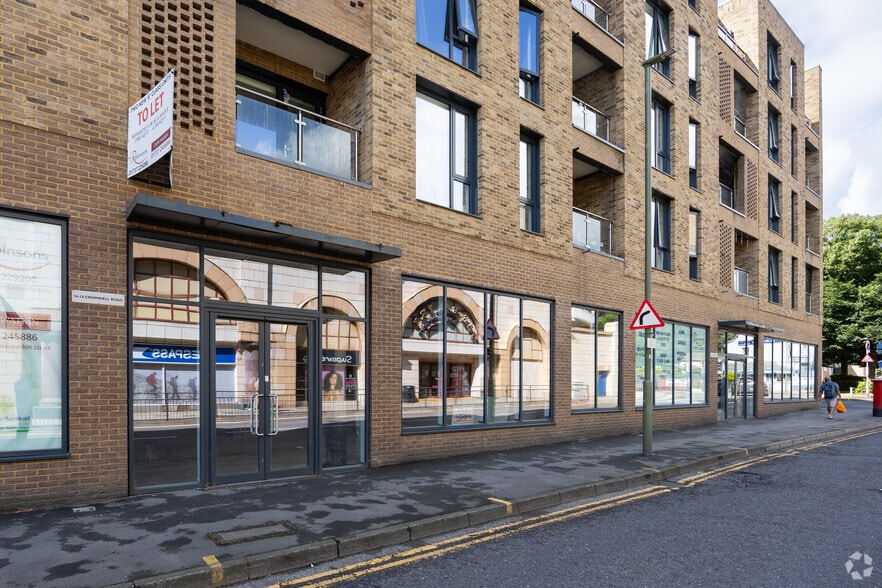 16-22 Cromwell Rd, Redhill à louer - Photo du bâtiment - Image 3 de 4