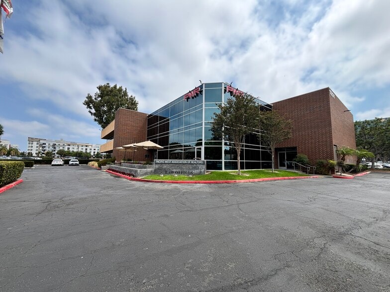 1601 E Orangewood Ave, Anaheim, CA for lease - Building Photo - Image 1 of 18