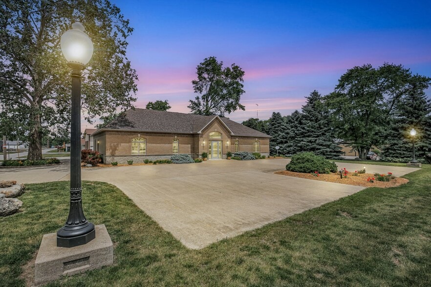 606 W Oak St, Fairbury, IL à vendre - Photo du bâtiment - Image 3 de 41