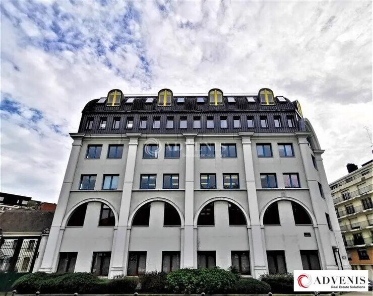 Office in Lille for lease - Building Photo - Image 1 of 9