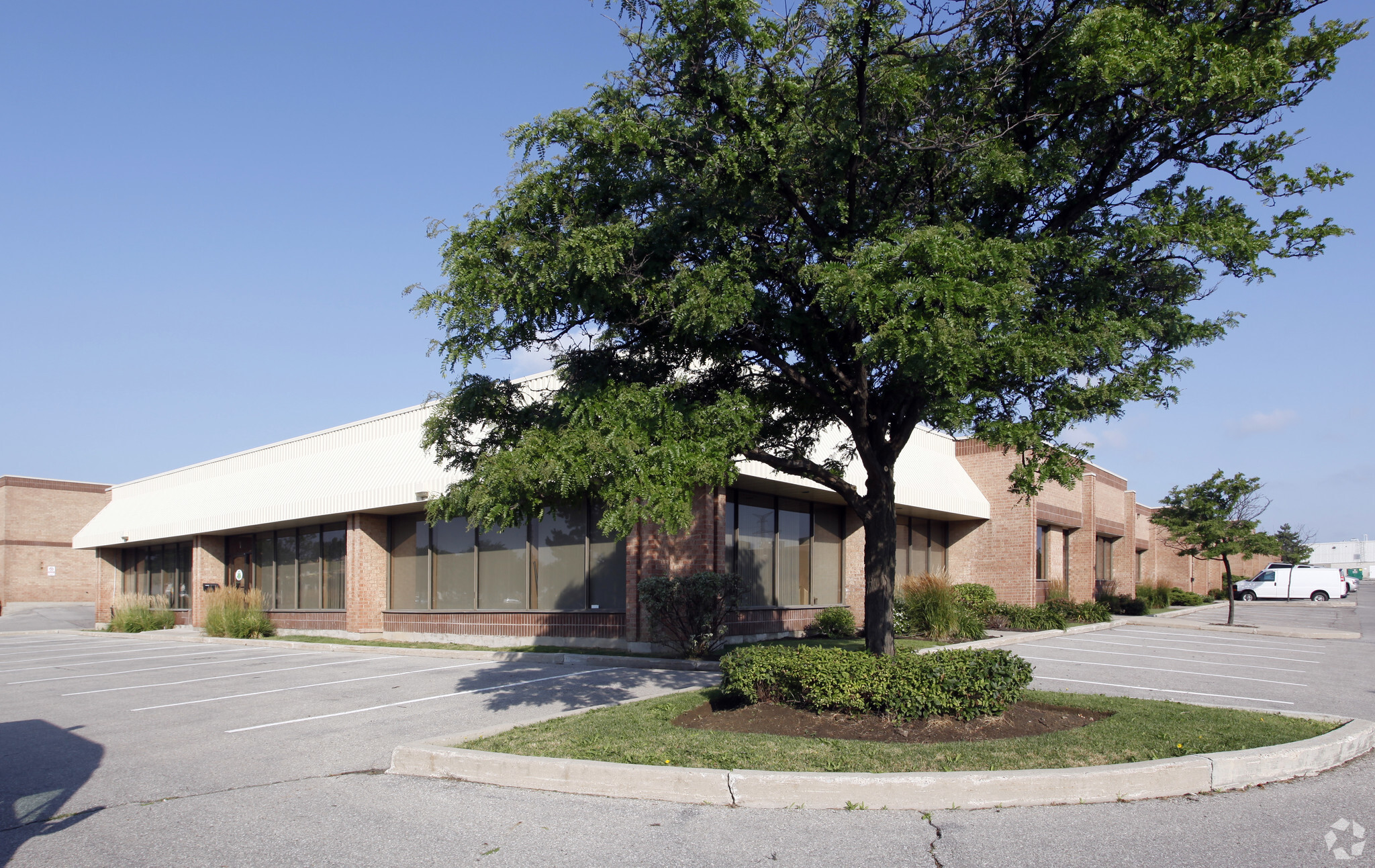 5716 Coopers Ave, Mississauga, ON for lease Primary Photo- Image 1 of 3