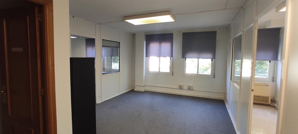Calle Reyes Católicos, Móstoles, Madrid for lease - Building Photo - Image 3 of 3