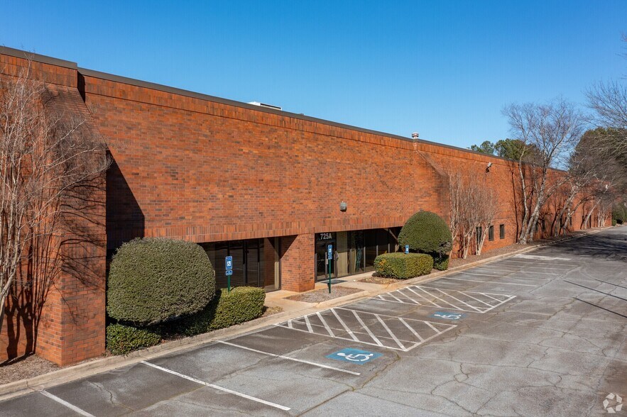 725 Old Norcross Rd, Lawrenceville, GA à louer - Photo du bâtiment - Image 2 de 2