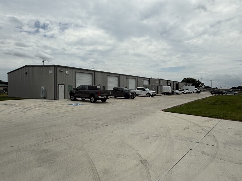 299 Navarro Drive portefeuille de 2 propriétés à vendre sur LoopNet.ca - Photo du bâtiment - Image 1 de 18